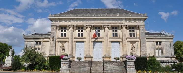 Photo Le Palais de Justice - voyage Baugé
